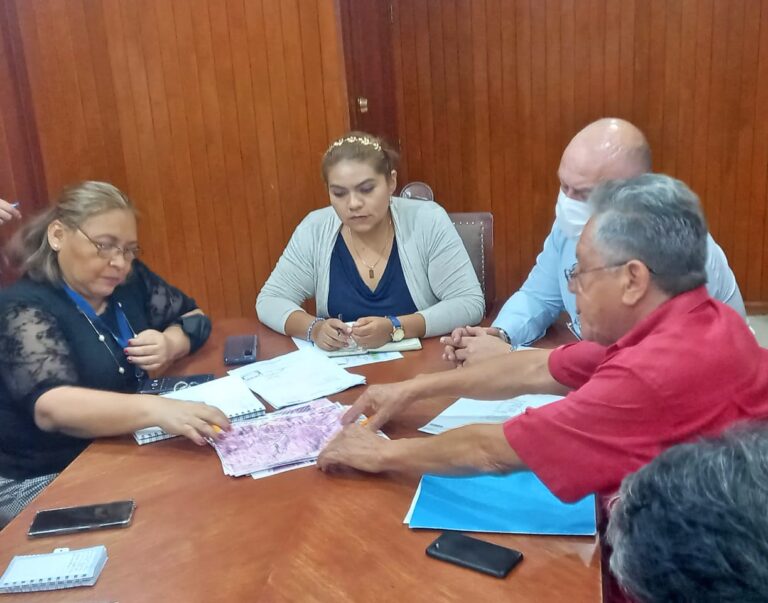 Atienden funcionarios de Capama a habitantes de Bosques de la Cañada