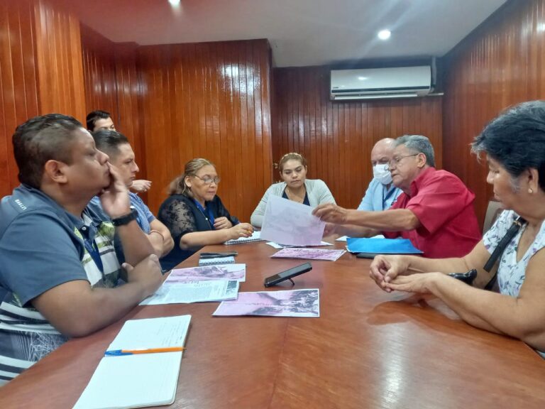 Atienden funcionarios de Capama a habitantes de Bosques de la Cañada