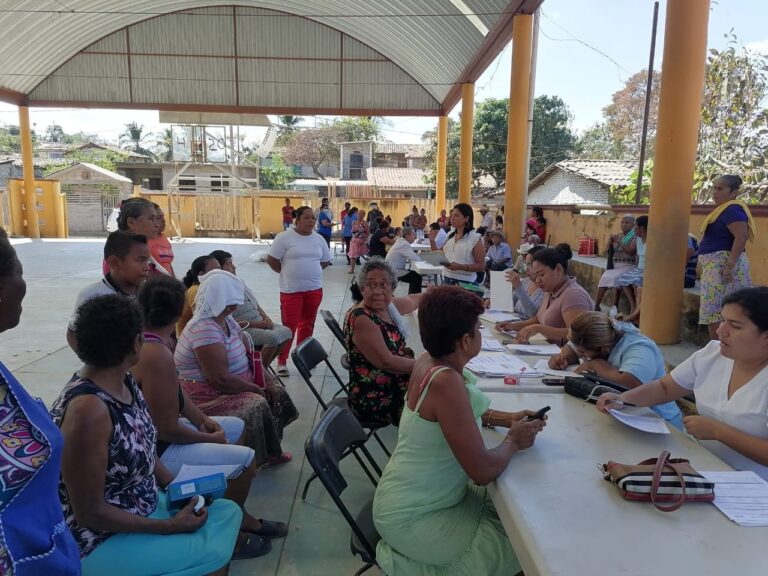 Efrén adame Montalván, reparte 60 paquetes alimenticios a las personas de la tercera edad, en situación de vulnerabilidad de  la comunidad de milpillas.