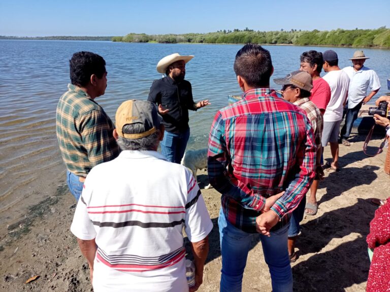 Piden apoyos pescadores del municipio de Tecpan al comisionado de la Conapesca