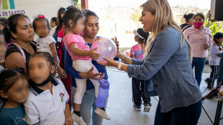 Los Reyes Magos sorprenden con regalos a las niñas y niños de la comunidad de Teacalco