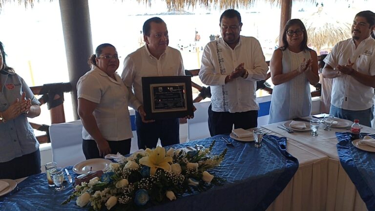 Más de 15 Instituciones Educativas Particulares Reconocen el trabajo del Dr. Javier Saldaña