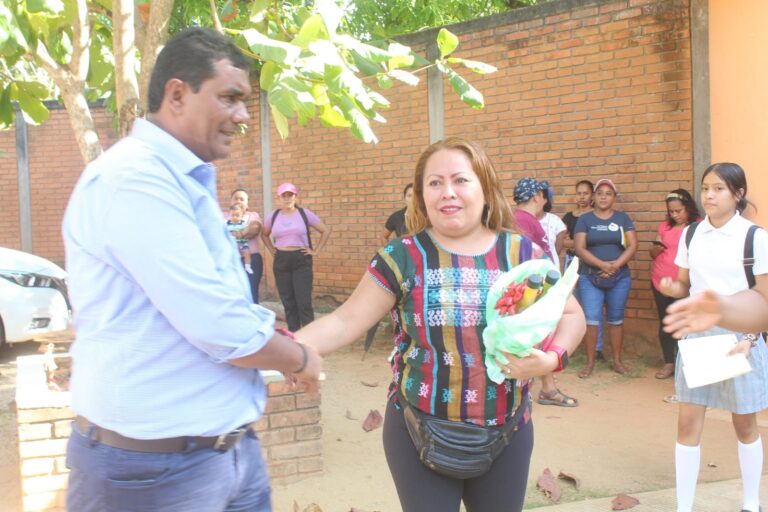 Efrén Adame Montalván, se compromete, junto con los docentes y los padres de familia de la escuela secundaria “General Josefa Ortiz de Domínguez” y la prepa popular de Huajintepec, a gestionar recursos pares la rehabilitación de las infraestructuras, de estos centros educativos