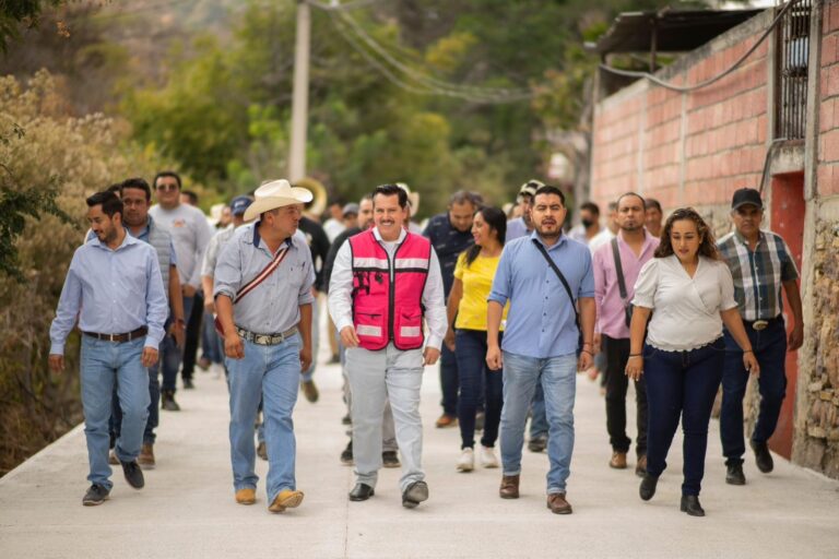 MARIO FIGUEROA MUNDO PRESIDENTE DE TAXCO EN GIRA DE TRABAJO ENTREGÓ LA CONSTRUCCIÓN DE PAVIMENTACIÓN CON CONCRETO HIDRÁULICO DE CALLE PRINCIPAL EN LA LOCALIDAD DE DOLORES
