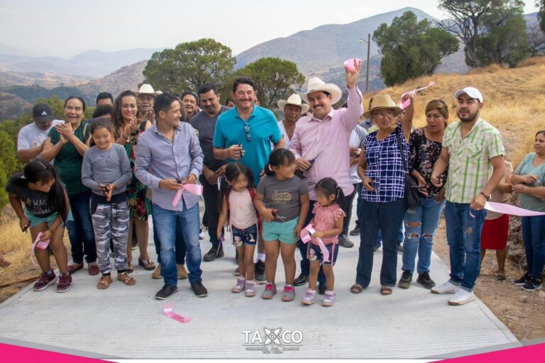 MARIO FIGUEROA MUNDO PRESIDENTE DE TAXCO EN GIRA DE TRABAJO ENTREGÓ LA CONSTRUCCIÓN DE PAVIMENTACIÓN CON CONCRETO HIDRÁULICO DE CALLE DE LA LOMA EN LA LOCALIDAD DE SAN FELIPE DE JESÚS CHICHILA