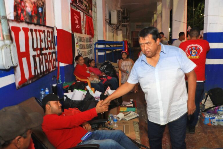 Acuerdan funcionarios municipales mesa de trabajo con ex trabajadores