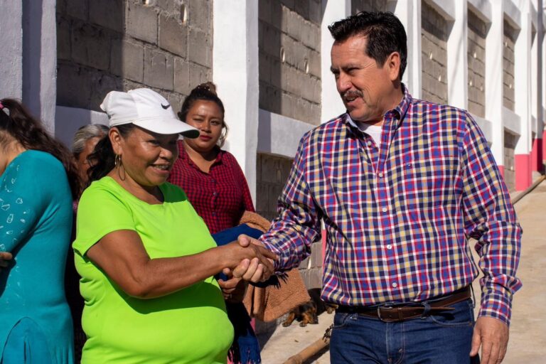 EL PRESIDENTE TAXQUEÑO MARIO FIGUEROA MUNDO REALIZÓ GIRA DE TRABAJO Y ENTREGÓ CONSTRUCCIÓN DE MURO DE CONTENCIÓN EN LA CALLE MARGARITA FLORES EN EL BARRIO DEL PANTEÓN EN TAXCO