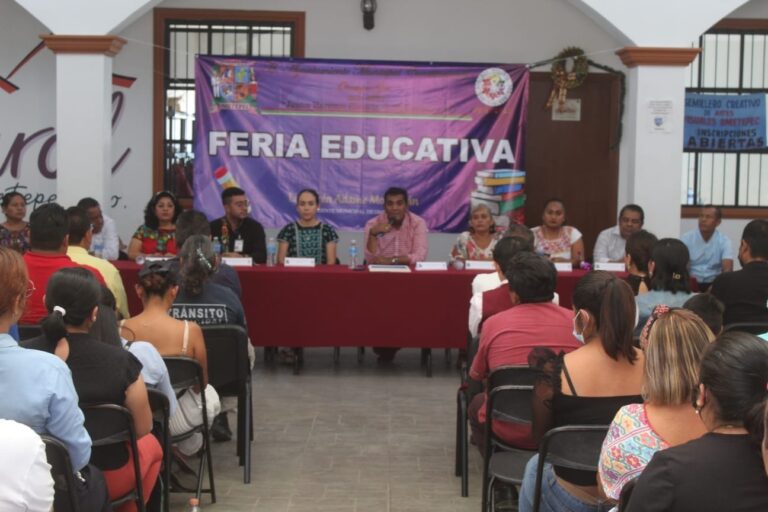 Clausura el presidente municipal Efrén Adame Montalván, la Primer “Feria Educativa, se beneficiaron 900 alumnos de nivel primaria y 700 de nivel de Secundaria, en estos dos días