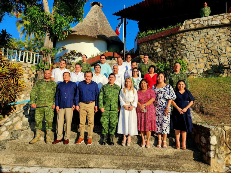 Se reune el Dr. Javier Saldaña Almazan, con compañeras y compañeros universitarios, quienes acudieron a una reunión con el General de División Diplomado de estado mayor