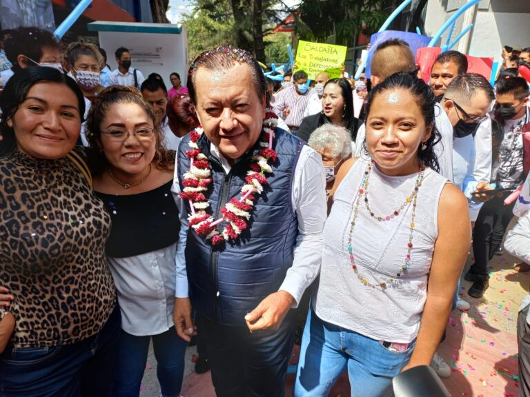 Festeja el Dr. Javier Saldaña  su  emoción en compartir con la comunidad universitaria un momento histórico para la Escuela Superior de Economía.