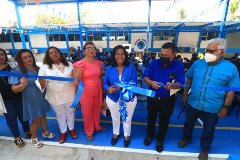 Inaugura Abelina López, techado de cancha en el CETMAR
