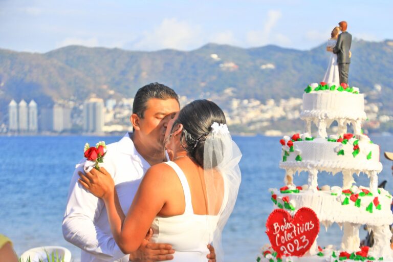 Celebra Abelina López el enlace matrimonial de más de 300 parejas en playa Tamarindos