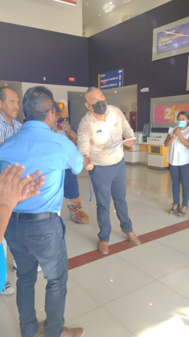 Por primera vez niños y niñas amusgos pisan una sala de cine a petición del presidente Efrén Adame Montalván, más de mil niños y niñas disfrutaron de una función de cine en Cinepolis
