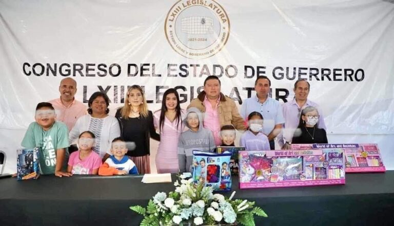 Diputada Yoloczin Domínguez Serna entrega juguetes a trabajadores del poder legislativo