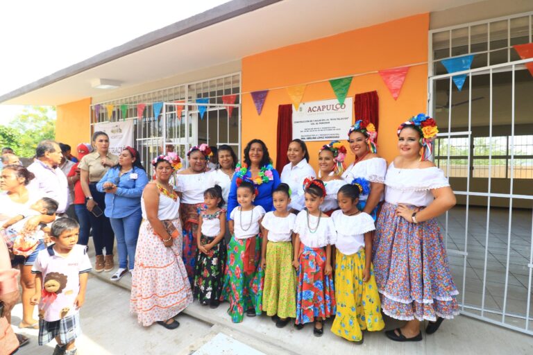 Continúa Abelina López apoyando a la educación