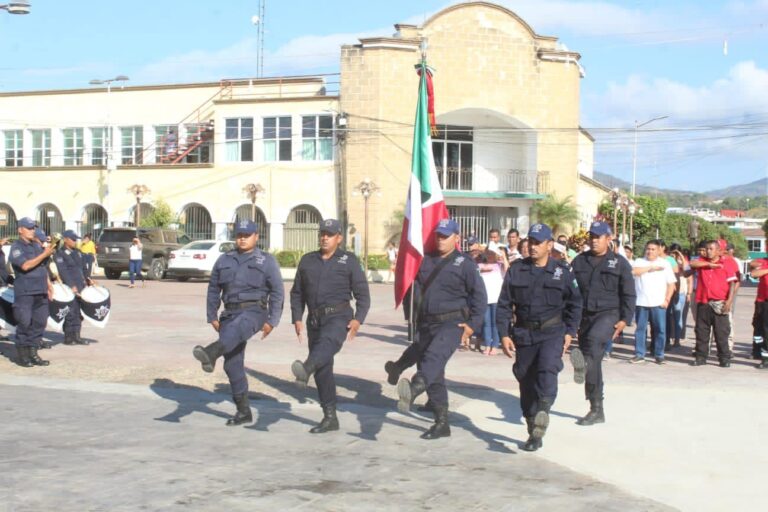 El ayuntamiento, que preside Efrén Adame Montalván, Conmemoro el 83 aniversario de la, Bandera nacional,  con un acto cívico, en la expanda de la plaza cívica, participando diferentes instituciones educativas los regidores y trabajadores de la institución
