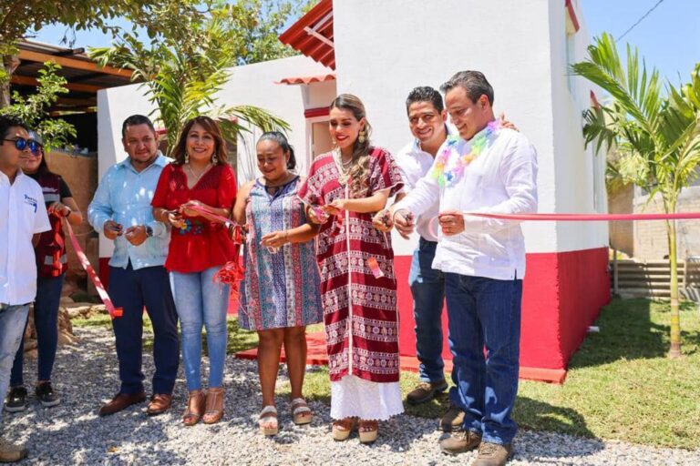 ENTREGA EVELYN SALGADO APOYOS DEL PROGRAMA MEJORAMIENTO DE VIVIENDA E INAUGURA EL CAMINO SAN JOSÉ MOGOLLÓN-CARRERA LARGA, EN COYUCA DE BENÍTEZ