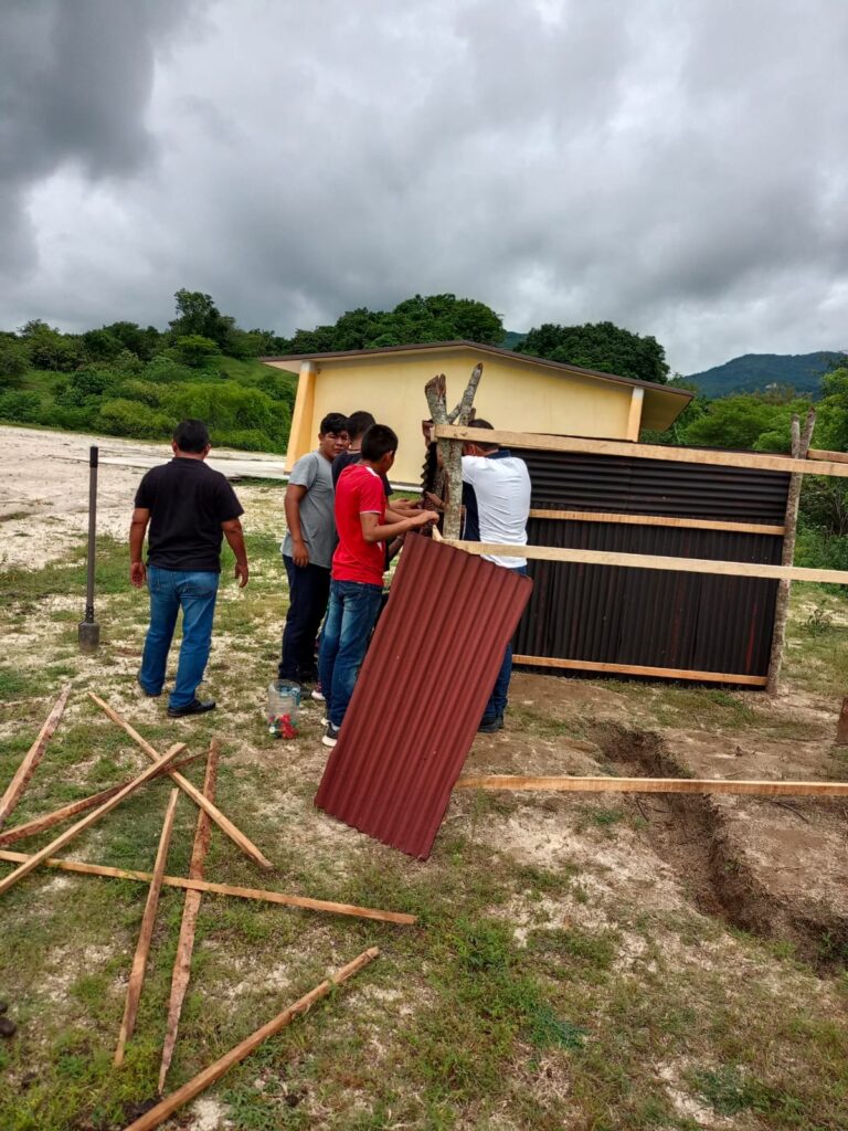 Denuncian falta de apoyo para construir baños dignos en el plantel de la Escuela Media Superior a Distancia EMSAD 086 de Sabanillas