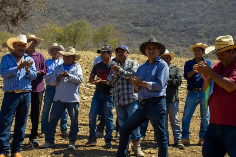 EL ALCALDE MARIO FIGUEROA MUNDO EN GIRA DE TRABAJO DIO EL BANDERAZO DE ARRANQUE PARA LA CONSTRUCCIÓN DE OLLA DE ALMACENAMIENTO DE AGUA EN LA LOCALIDAD DE ICATEPEC