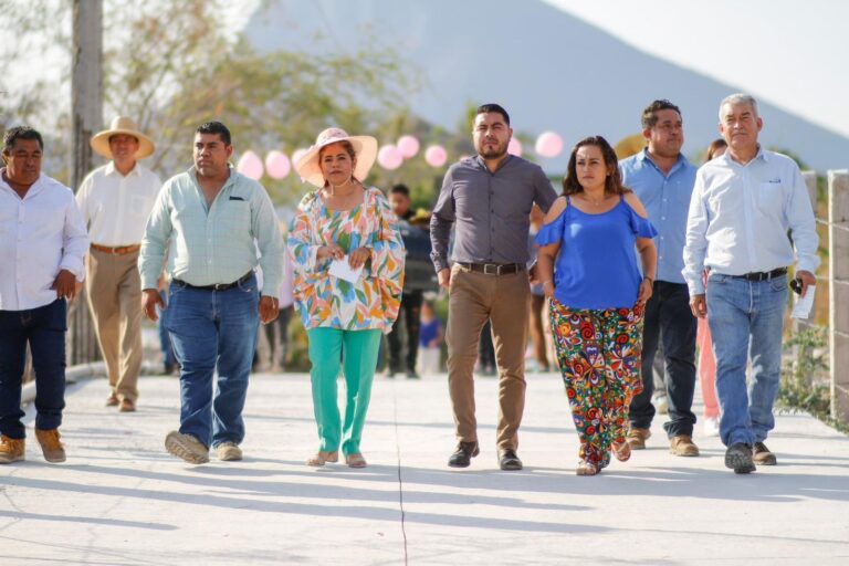 MARIO FIGUEROA MUNDO PRESIDENTE DE TAXCO, A TRAVÉS DE LA SINDICA MUNICIPAL ENTREGÓ LA CONSTRUCCIÓN DE PAVIMENTACIÓN EN LA CALLE PRINCIPAL EN LA LOCALIDAD DE CASINO DE LA UNIÓN