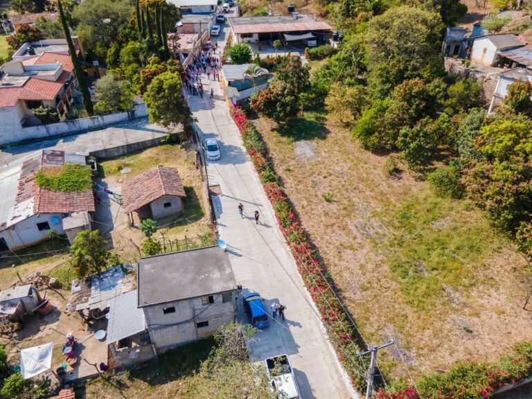MARIO FIGUEROA MUNDO PRESIDENTE DE TAXCO, REALIZÓ GIRA DE TRABAJO Y ENTREGÓ LA CONSTRUCCIÓN DE PAVIMENTACIÓN CON CONCRETO HIDRÁULICO EN LA CALLE PRINCIPAL EN LA LOCALIDAD DE SANTA ROSA