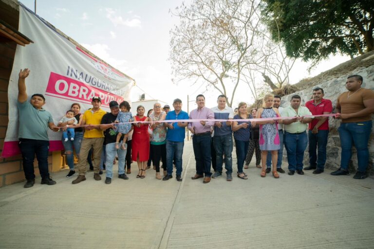 MARIO FIGUEROA MUNDO PRESIDENTE DE TAXCO, EN GIRA DE TRABAJO ENTREGÓ LA CONSTRUCCIÓN DE PAVIMENTACIÓN CON CONCRETO HIDRÁULICO DE CALLE HACIA LA LAGUNITA EN LA LOCALIDAD DE JULIANTLA