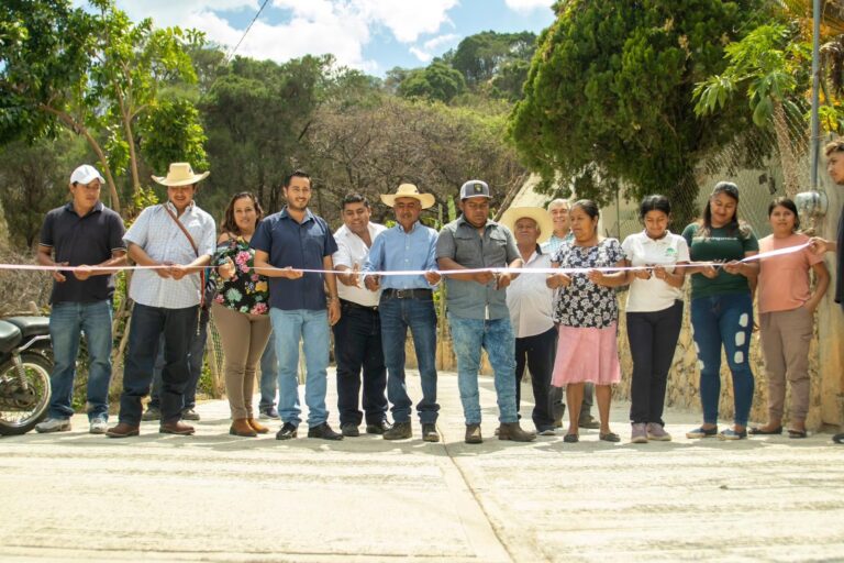 MARIO FIGUEROA MUNDO PRESIDENTE DE TAXCO, ESTUVO REPRESENTADO EN GIRA DE TRABAJO DONDE SE ENTREGÓ LA CONSTRUCCIÓN DE PAVIMENTACIÓN CON CON CONCRETO HIDRÁULICO DE LA CALLE PRINCIPAL EN LA LOCALIDAD DE OJO DE AGUA