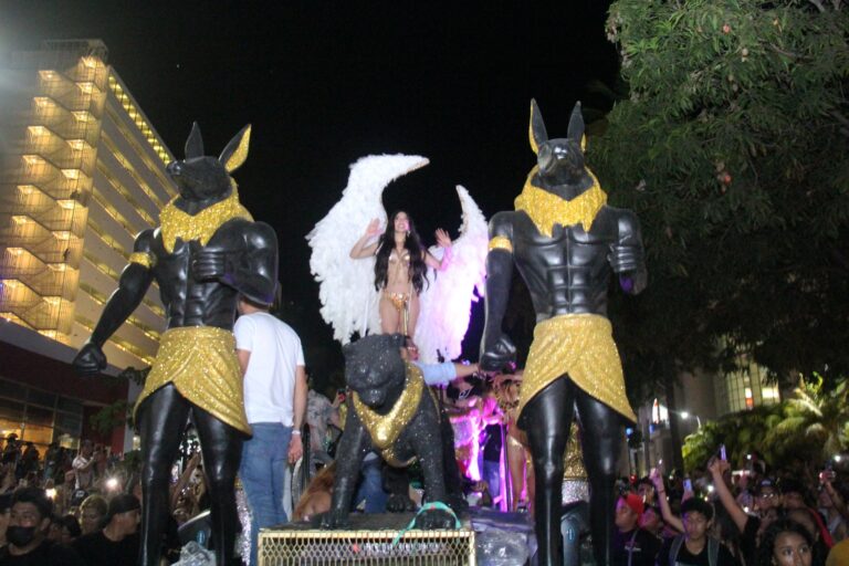 Más de 100 mil personas disfrutan el desfile del “Carnaval Paraíso Acapulco 2023