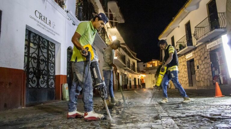 Continúa el Programa de Bacheo ¿Dime dónde? en los barrios y colonias de Taxco