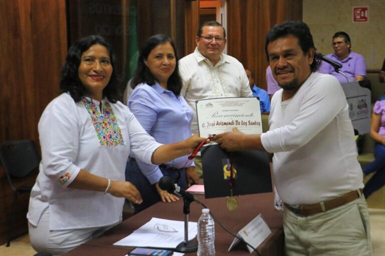 Entrega Abelina López, reconocimientos a trabajadores con 25 y 30 años de servicio