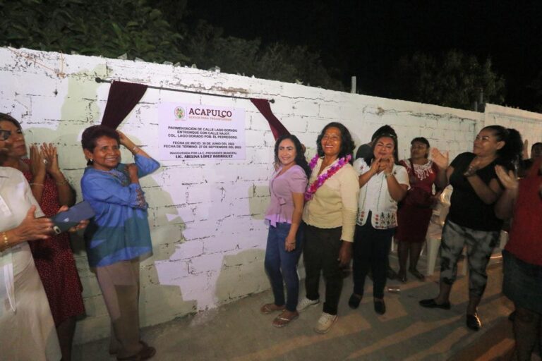 Inaugura Abelina López obras de iluminación y pavimentación en la zona poniente