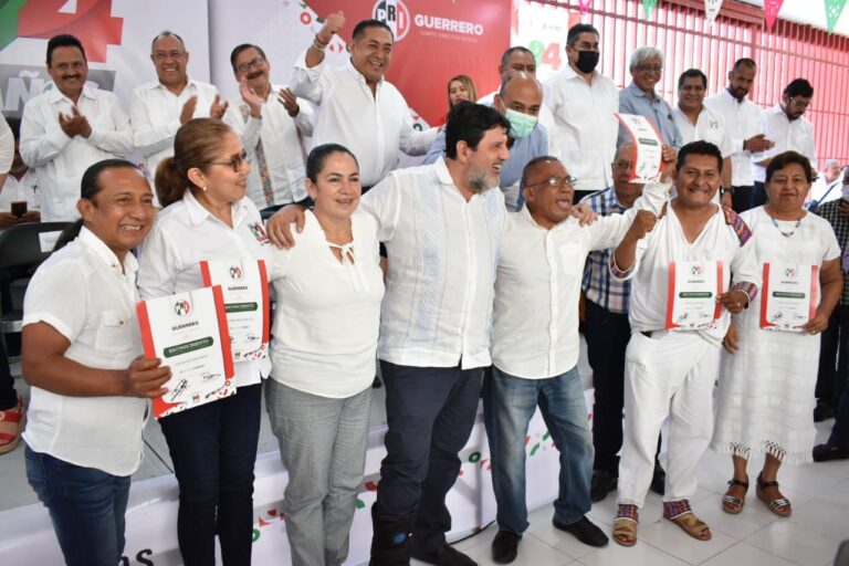 Aquí está el PRI, de pie, celebrando, trabajando, bien plantados en nuestro presente y trabajando todos los días, porque tenemos mucho futuro: Alejandro Bravo