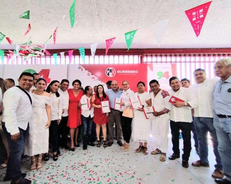 El diputado Rafael Navarrete Quezada, en el festejo por el 94 aniversario del PRI,