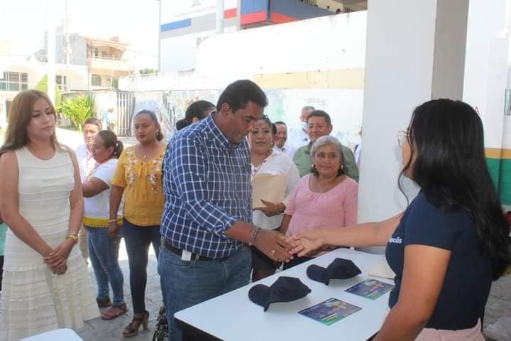 El alcalde Efrén adame Montalván, corta el listos inaugural de la “2ª feria del empleo municipal, se tiene convenio con 35 empresas y se han colocado a 450 personas, en distintas empresas