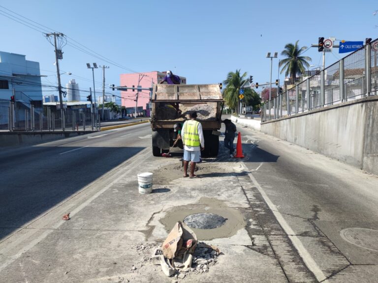 Instalan trabajadores de CAPAMA tapas para pozos de visita en Cuauhtémoc