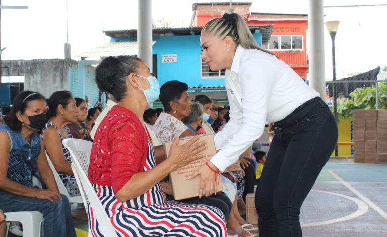 Encabeza presidenta del DIF-Tecpan entrega de apoyos alimentarios