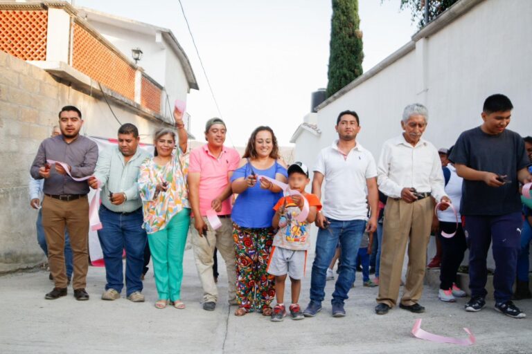 MARIO FIGUEROA MUNDO PRESIDENTE DE TAXCO, A TRAVÉS DE LA SINDICA MUNICIPAL ENTREGÓ LA CONSTRUCCIÓN DE PAVIMENTACIÓN EN LA CALLE DE LOS CASAHUATES EN LA LOCALIDAD DE RANCHO VIEJO