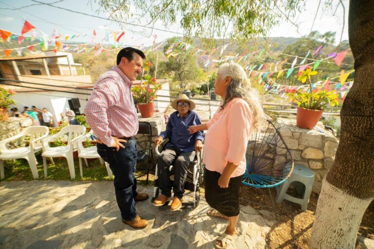 MARIO FIGUEROA MUNDO PRESIDENTE DE TAXCO, EN GIRA DE TRABAJO ENTREGÓ LA CONSTRUCCIÓN DE PAVIMENTACIÓN CON CONCRETO HIDRÁULICO DE CALLE PRINCIPAL EN LA LOCALIDAD DE SAN JUAN DE DIOS