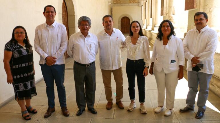 Firma Abelina López, acuerdo de hermanamiento con Oaxaca de Juárez