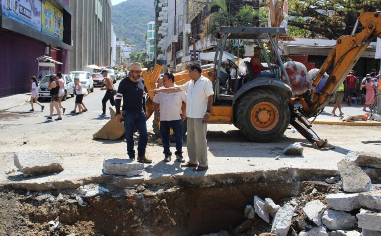 Atienden trabajadores  de CAPAMA colapso de colector en Costera