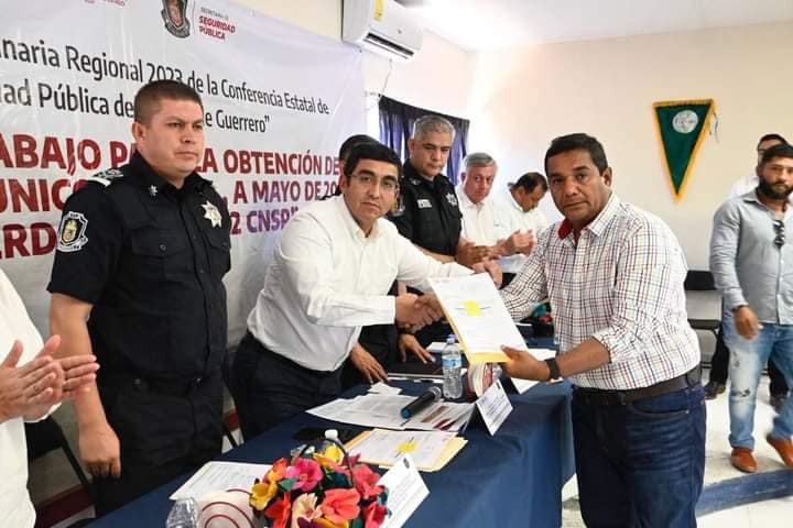 El presidente municipal, Efrén Adame Montalván, recio dotación	bio de constancias certificadas, de manos del Secretario de Seguridad Pública Evelio Méndez Gómez