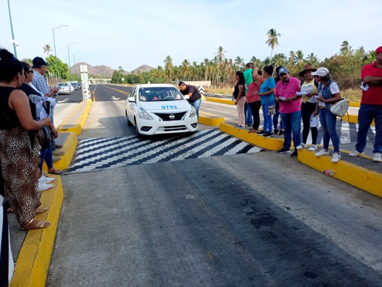 Protestan perredístas en el libramiento de #TecpanDeGaleana; exigen bajar tarifas de casetas