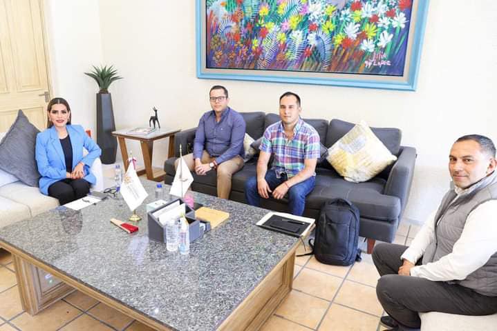 LA GOBERNADORA EVELYN SALGADO PINEDA AL DIRECTOR DEL HOSPITAL DE LA MADRE Y EL NIÑO GUERRERENSE CARLOS MICHEL GONZÁLEZ JIMÉNEZ,