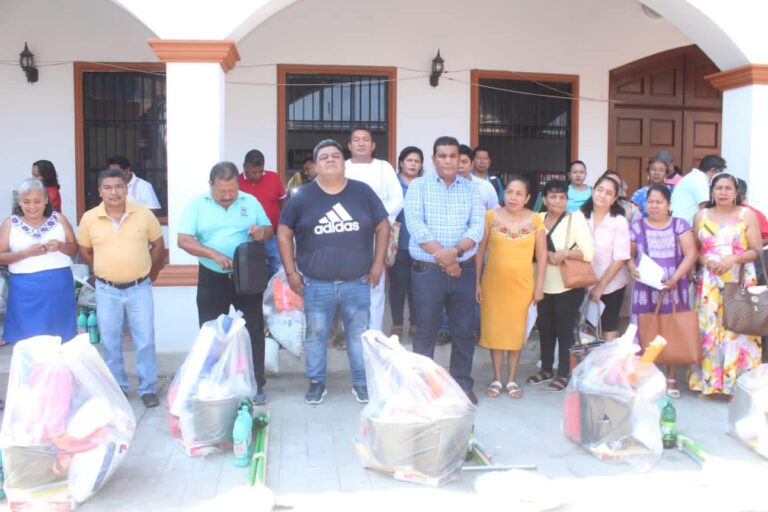EL GOBIERNO MUNICIPAL COADYUVA CON LA SEG PARA LA ENTREGA DE MATERIAL DE LIMPIEZA, OFICINA E HIGIÉNICO A 39 ESCUELAS DEL MUNICIPIO DE OMETEPEC
