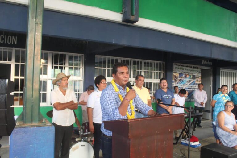 VISITA EL ALCALDE EFRÉN ADAME MONTALVÁN EL COLEGIO DE BACHILLERES PLANTEL 9-A HUAJINTEPEC