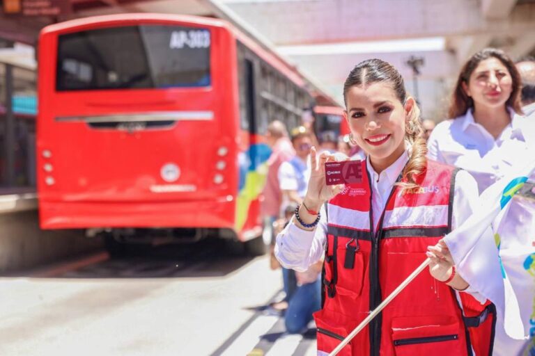 DA EVELYN SALGADO BANDERAZO A LA INCORPORACIÓN DE 25 UNIDADES AL SIT ACABÚS