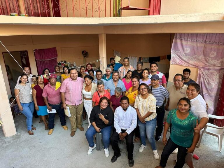 Regidora July Peláez se reúne con habitantes de colonias para escuchar sus necesidades