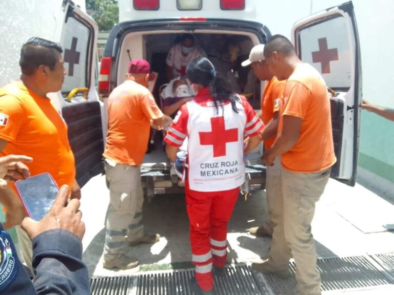 Chocan dos vehículos rumbo a la sierra de Atoyac