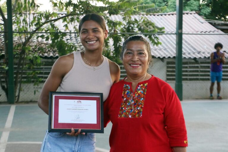 Entrega Abelina López, reconocimiento a joven promesa del basquetbol
