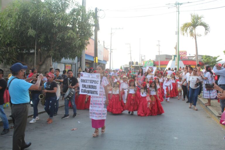 Inicio la feria tradicional de Semana santa, encabezo el paseo del pendón, el presidente municipal, Efrén Adame Montalván, acompañado de su homóloga, de Xochistlahuaca Adeadelt rocha Ramírez y del diputado local, Rafael Navarrete Quezada